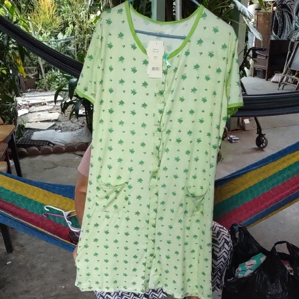 Green Leaf Print Button-Up Nightgown